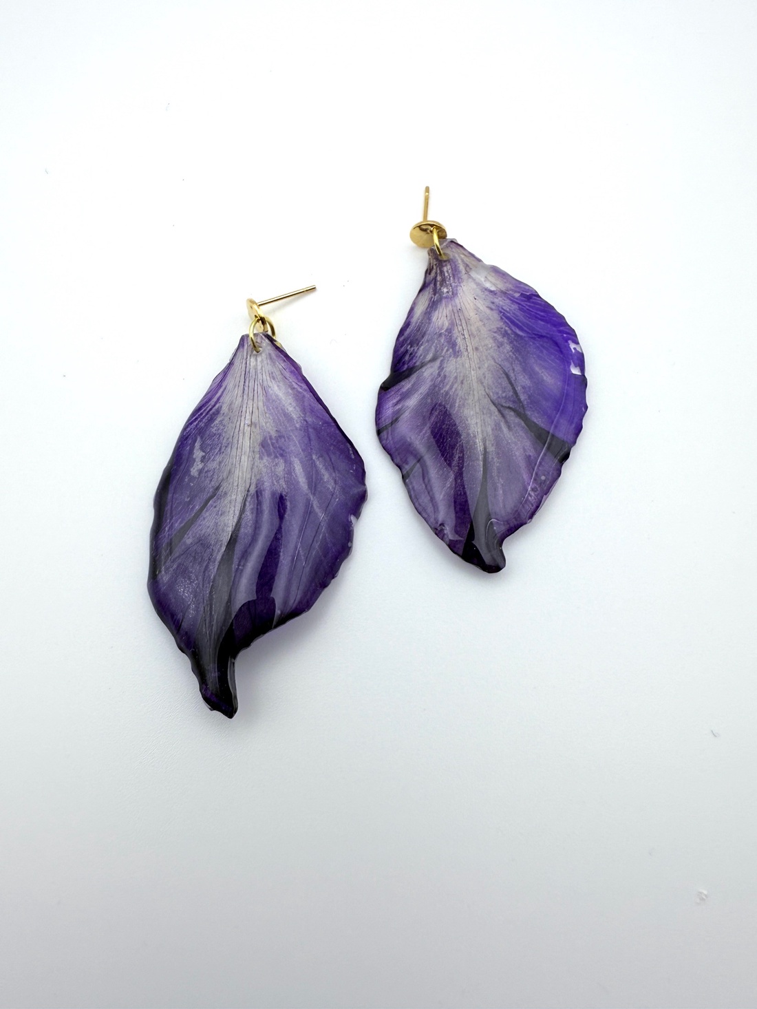 Cercei handmade cu petale de gladiolă mov � flori naturale - bijuterii - cercei - cercei din rășină - Artynos.ro