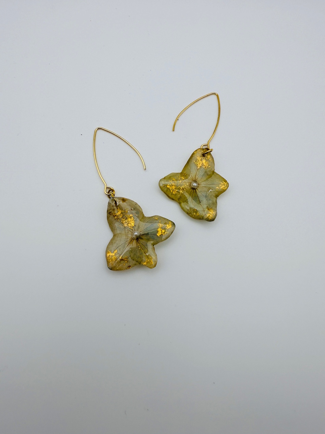 Cercei handmade din flori reale de hortensie � creație delicată - bijuterii - cercei - cercei din rășină - Artynos.ro