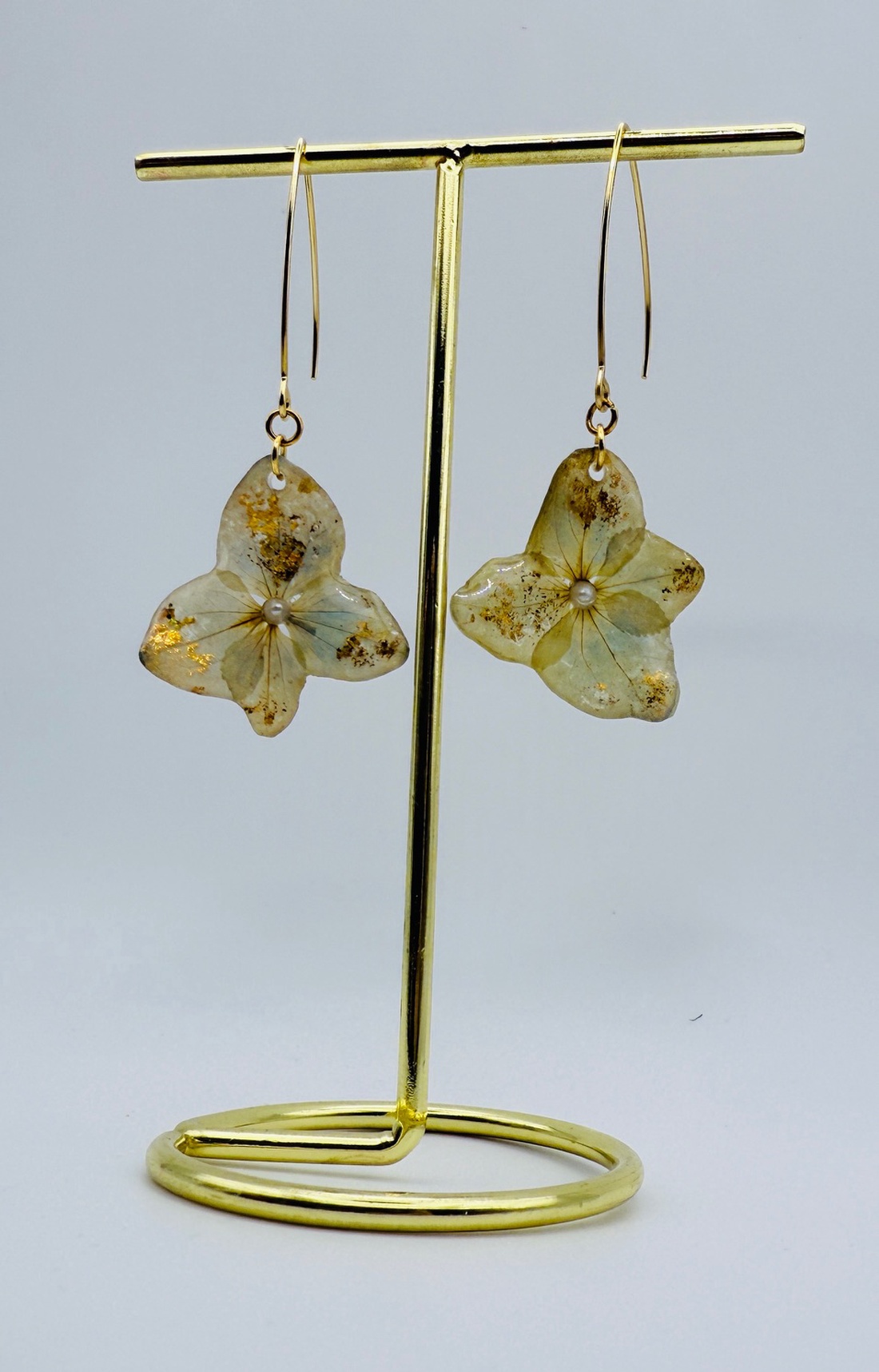 Cercei handmade din flori reale de hortensie � creație delicată - bijuterii - cercei - cercei din rășină - Artynos.ro