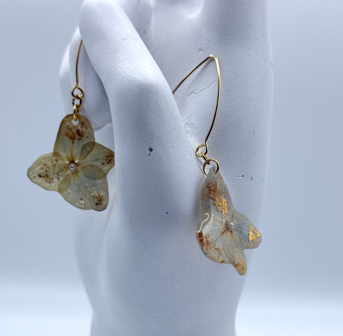 Cercei handmade din flori reale de hortensie � creație delicată - bijuterii - cercei - cercei din rășină - Artynos.ro