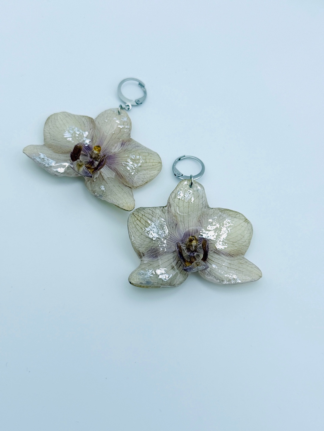 Cercei handmade cu flori reale de orhidee � creație unicat - bijuterii - cercei - cercei din rășină - Artynos.ro