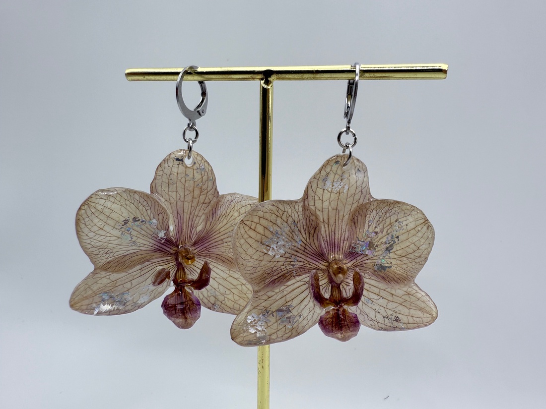 Cercei handmade cu flori reale de orhidee � creație unicat - bijuterii - cercei - cercei din rășină - Artynos.ro