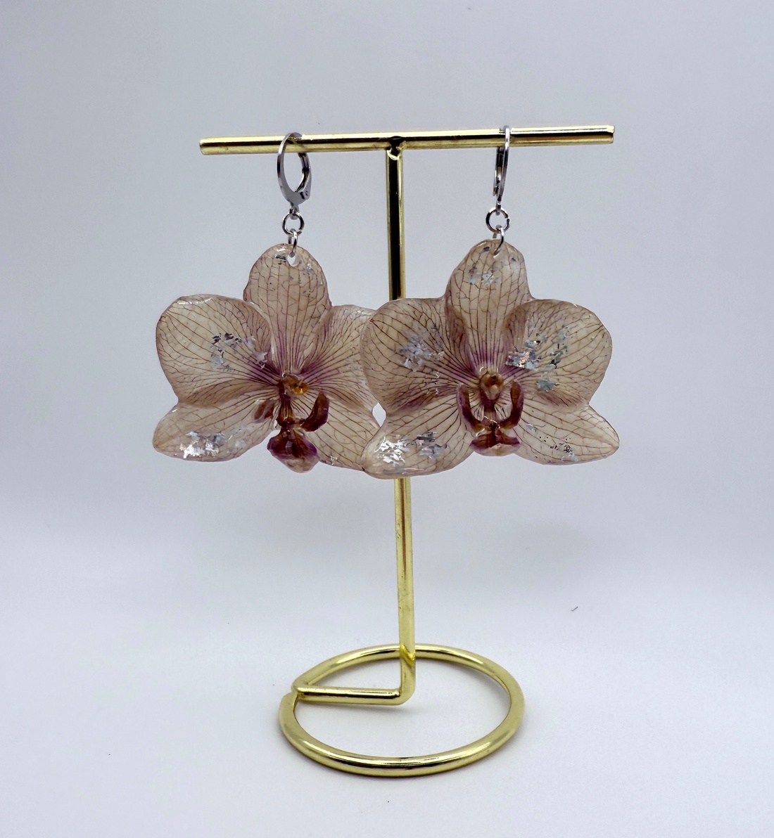 Cercei handmade cu flori reale de orhidee � creație unicat - bijuterii - cercei - cercei din rășină - Artynos.ro