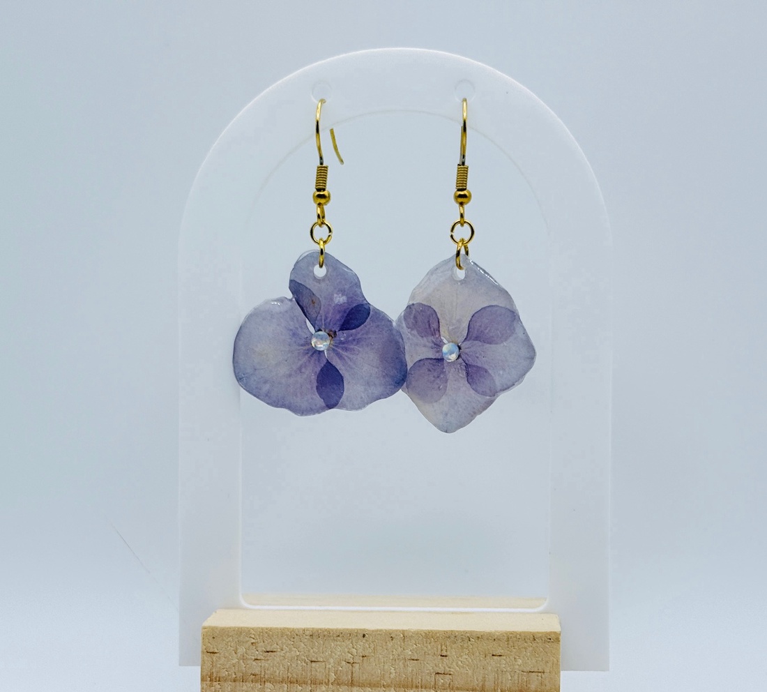 Cercei cu hortensie naturală � bijuterii handmade unicat - bijuterii - cercei - cercei din rășină - Artynos.ro