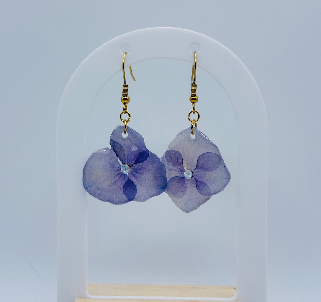 Cercei cu hortensie naturală � bijuterii handmade unicat - bijuterii - cercei - cercei din rășină - Artynos.ro