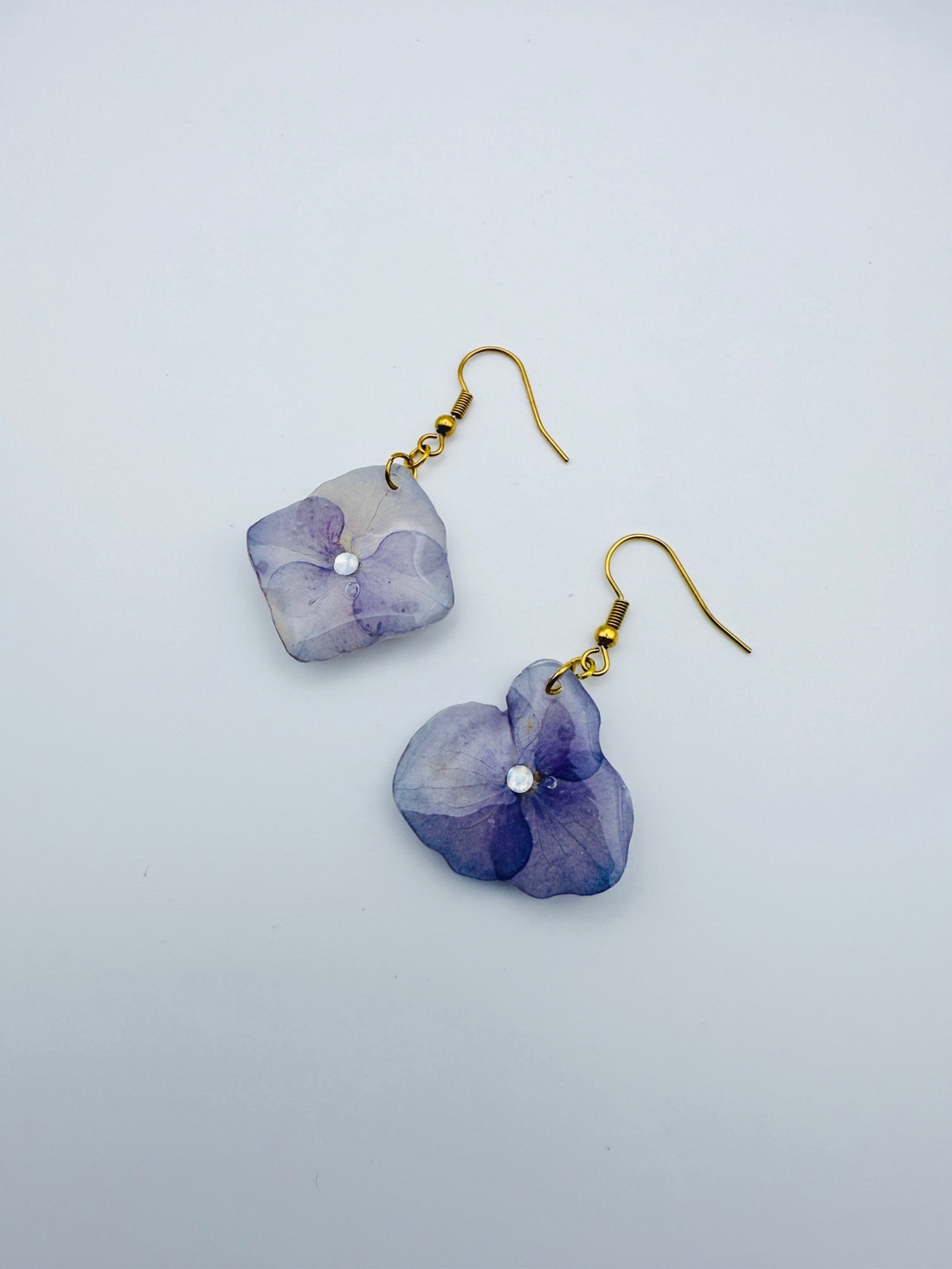 Cercei cu hortensie naturală � bijuterii handmade unicat - bijuterii - cercei - cercei din rășină - Artynos.ro