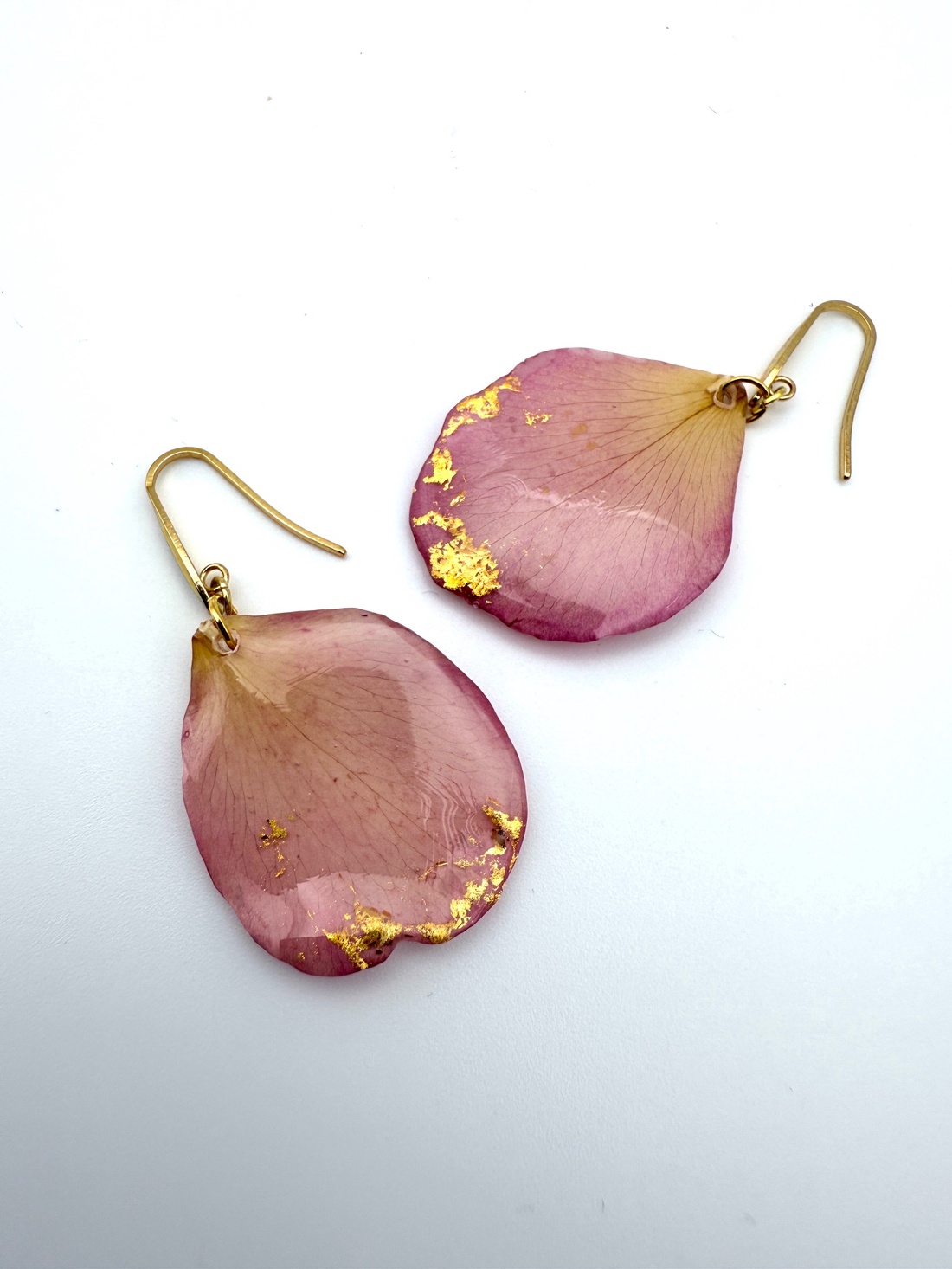 Cercei handmade cu petale naturale de trandafir roz� bijuterii unicat - bijuterii - cercei - cercei din rășină - Artynos.ro