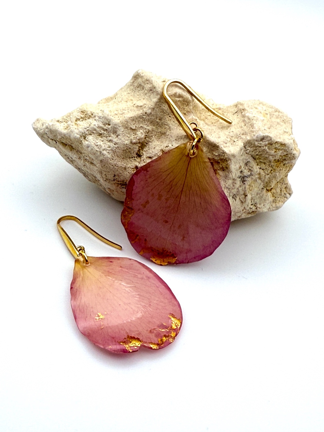 Cercei handmade cu petale naturale de trandafir roz� bijuterii unicat - bijuterii - cercei - cercei din rășină - Artynos.ro