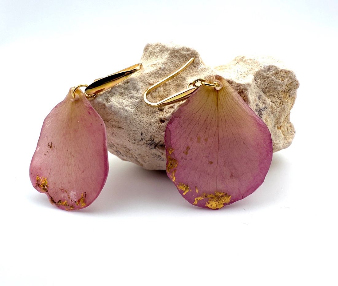 Cercei handmade cu petale naturale de trandafir roz� bijuterii unicat - bijuterii - cercei - cercei din rășină - Artynos.ro