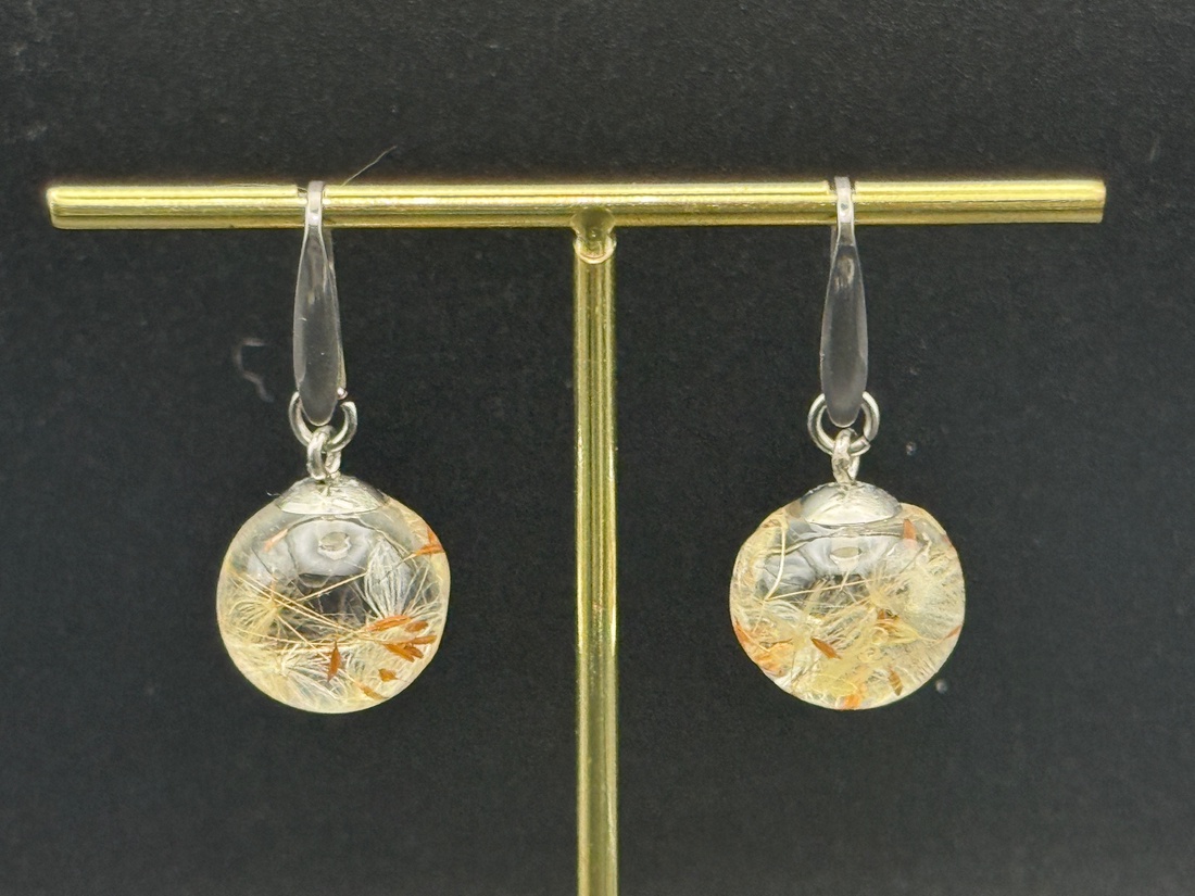 Cercei handmade cu puf natural de păpădie � bijuterie unicat - bijuterii - cercei - cercei din rășină - Artynos.ro