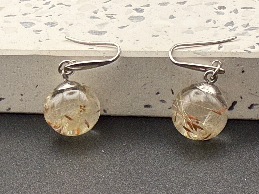 Cercei handmade cu puf natural de păpădie � bijuterie unicat - bijuterii - cercei - cercei din rășină - Artynos.ro