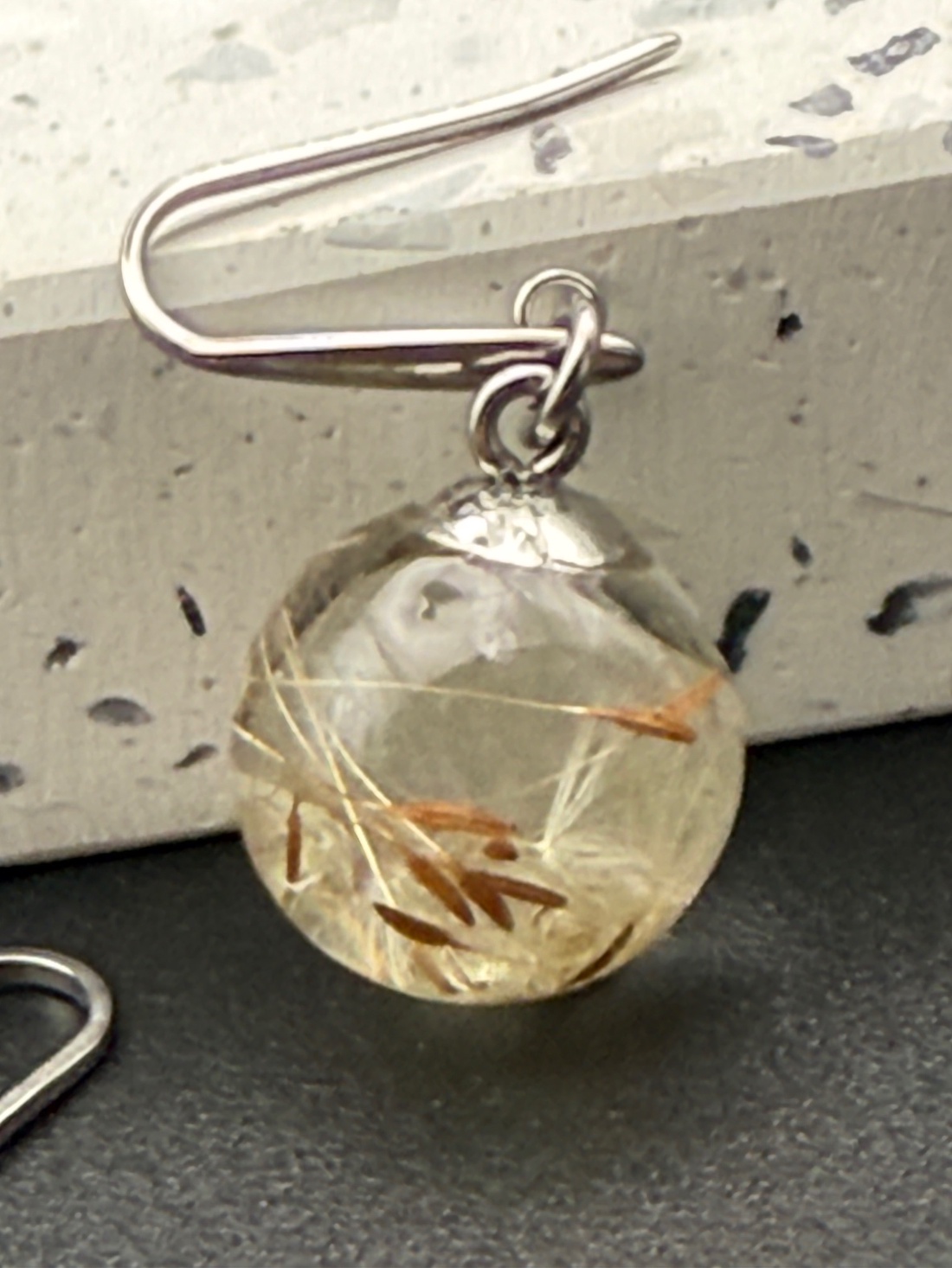 Cercei handmade cu puf natural de păpădie � bijuterie unicat - bijuterii - cercei - cercei din rășină - Artynos.ro