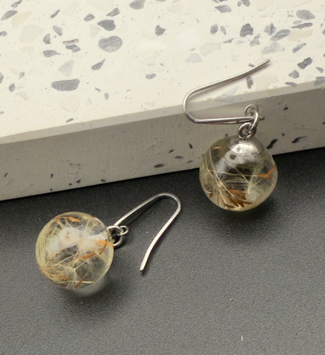 Cercei handmade cu puf natural de păpădie � bijuterie unicat - bijuterii - cercei - cercei din rășină - Artynos.ro