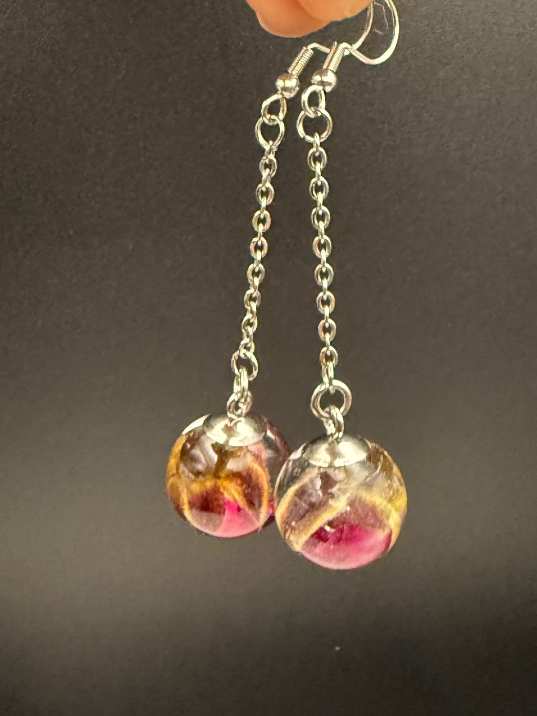 Cercei unicat cu boboc de trandafir real, conservați în rășină - bijuterii - cercei - cercei din rășină - Artynos.ro