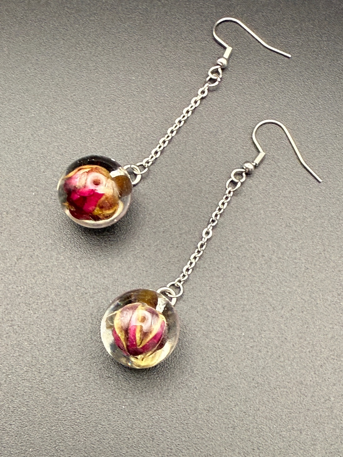 Cercei unicat cu boboc de trandafir real, conservați în rășină - bijuterii - cercei - cercei din rășină - Artynos.ro