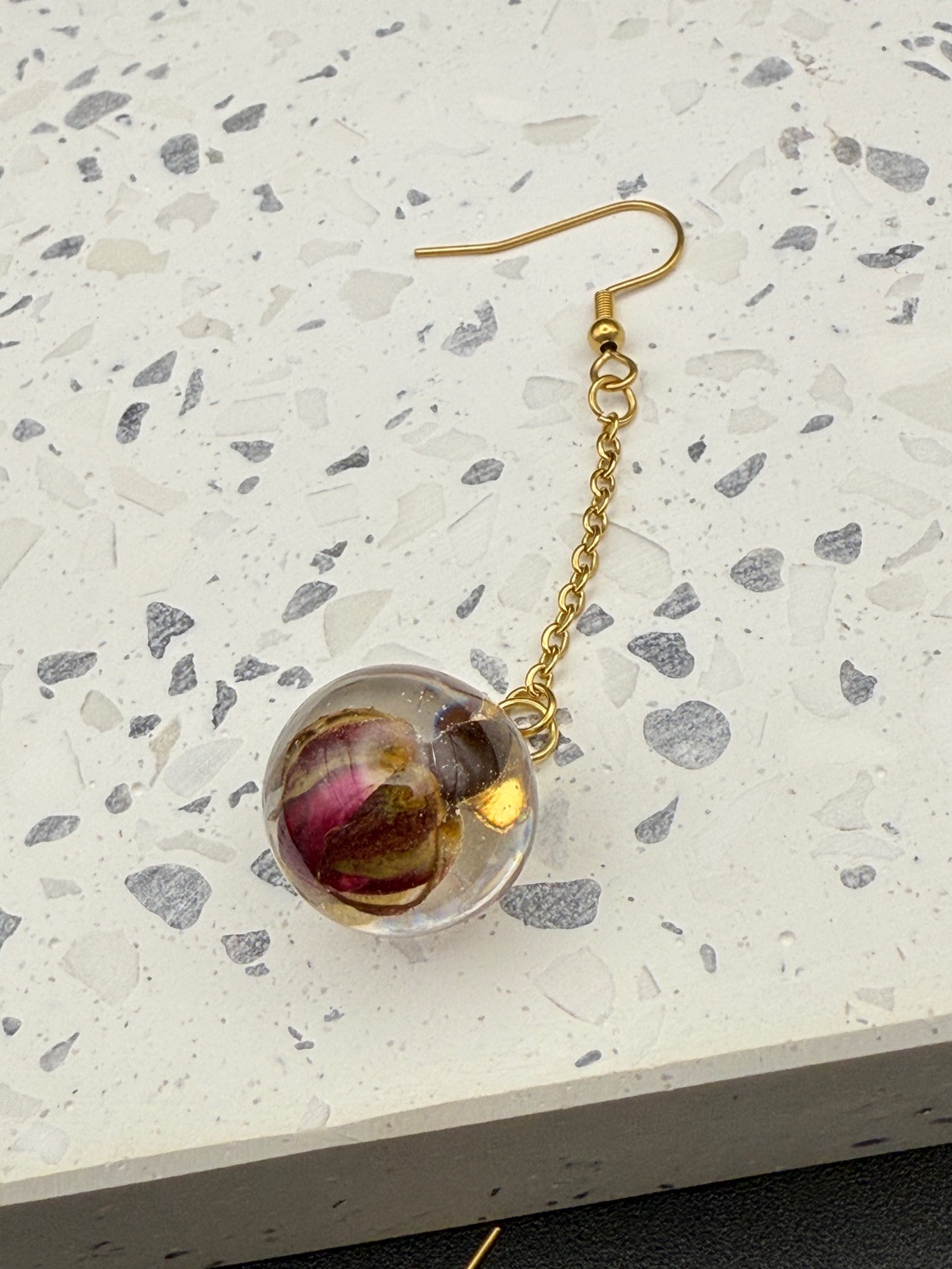 Cercei unicat cu boboc de trandafir real, conservați în rășină - bijuterii - cercei - cercei din rășină - Artynos.ro