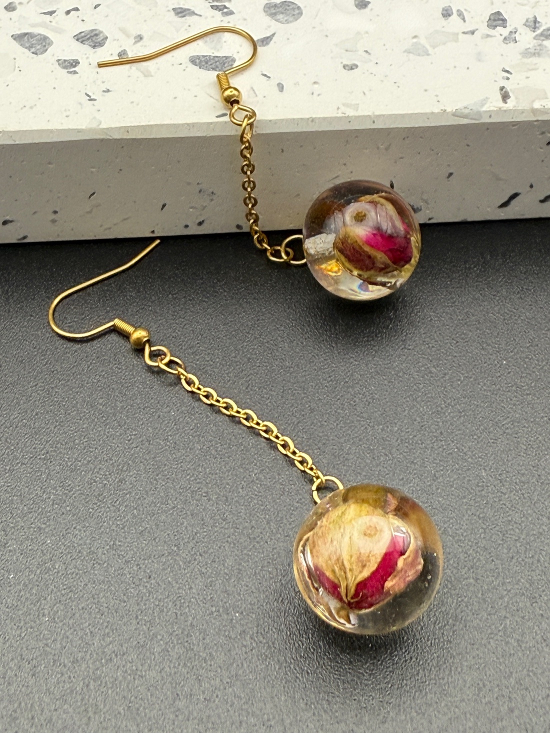 Cercei unicat cu boboc de trandafir real, conservați în rășină - bijuterii - cercei - cercei din rășină - Artynos.ro
