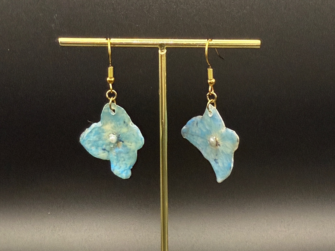 Cercei handmade inspirați din natură � hortensie reală în rășină - bijuterii - cercei - cercei din rășină - Artynos.ro