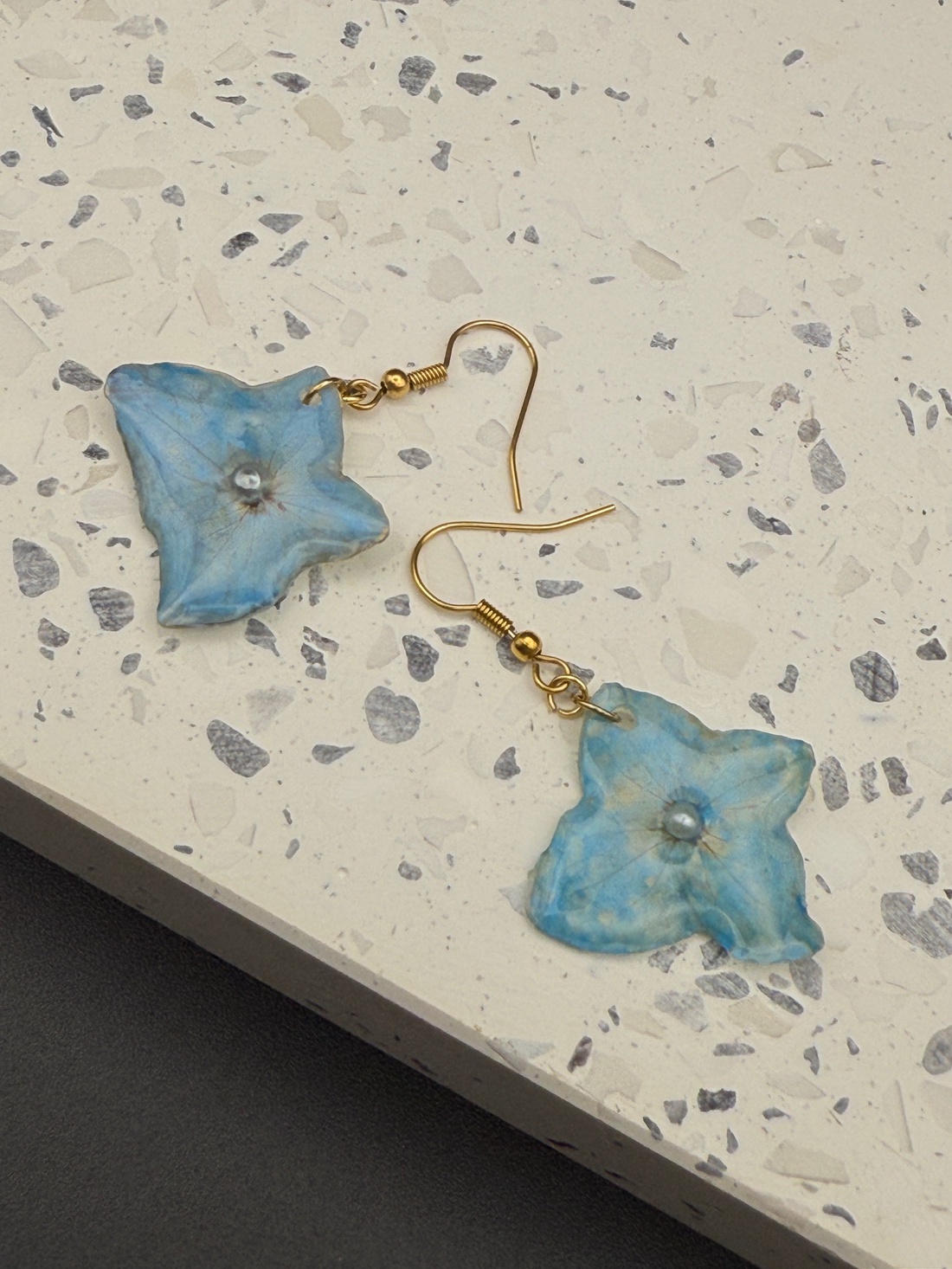 Cercei handmade inspirați din natură � hortensie reală în rășină - bijuterii - cercei - cercei din rășină - Artynos.ro