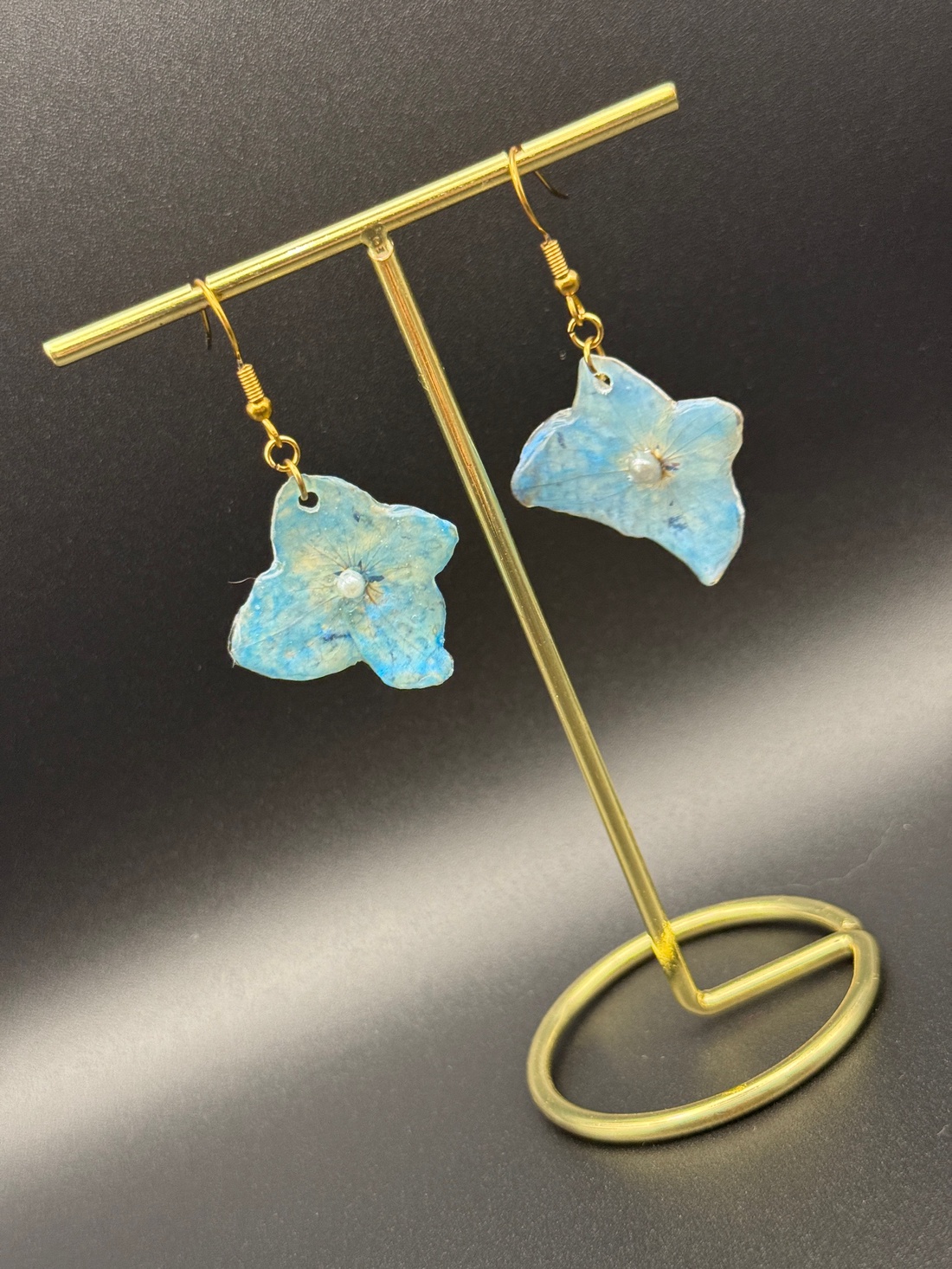 Cercei handmade inspirați din natură � hortensie reală în rășină - bijuterii - cercei - cercei din rășină - Artynos.ro