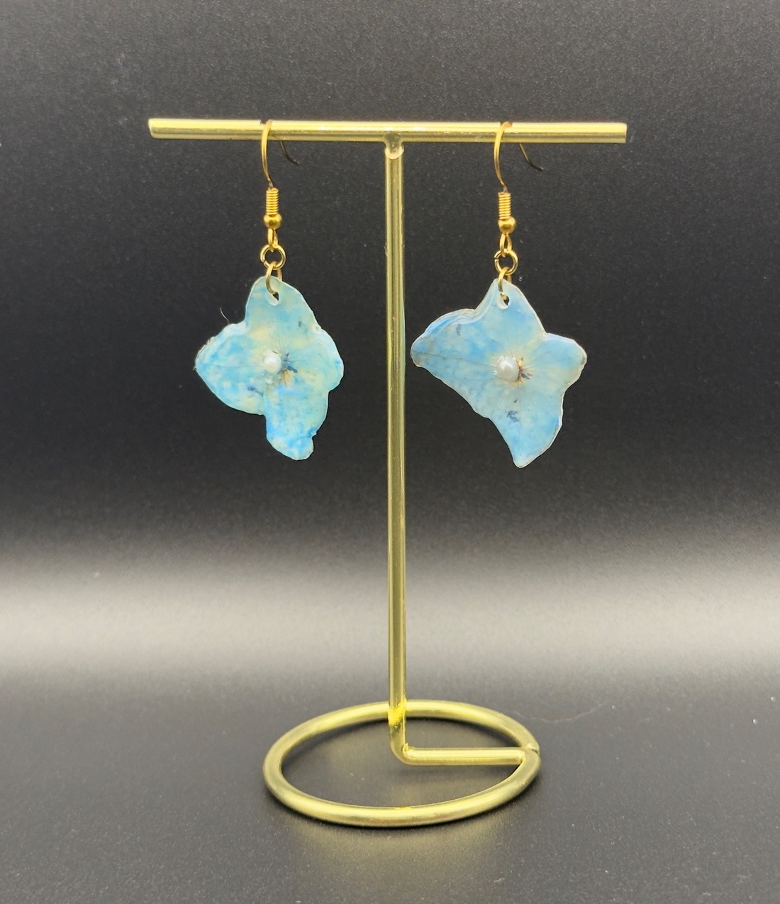 Cercei handmade inspirați din natură � hortensie reală în rășină - bijuterii - cercei - cercei din rășină - Artynos.ro