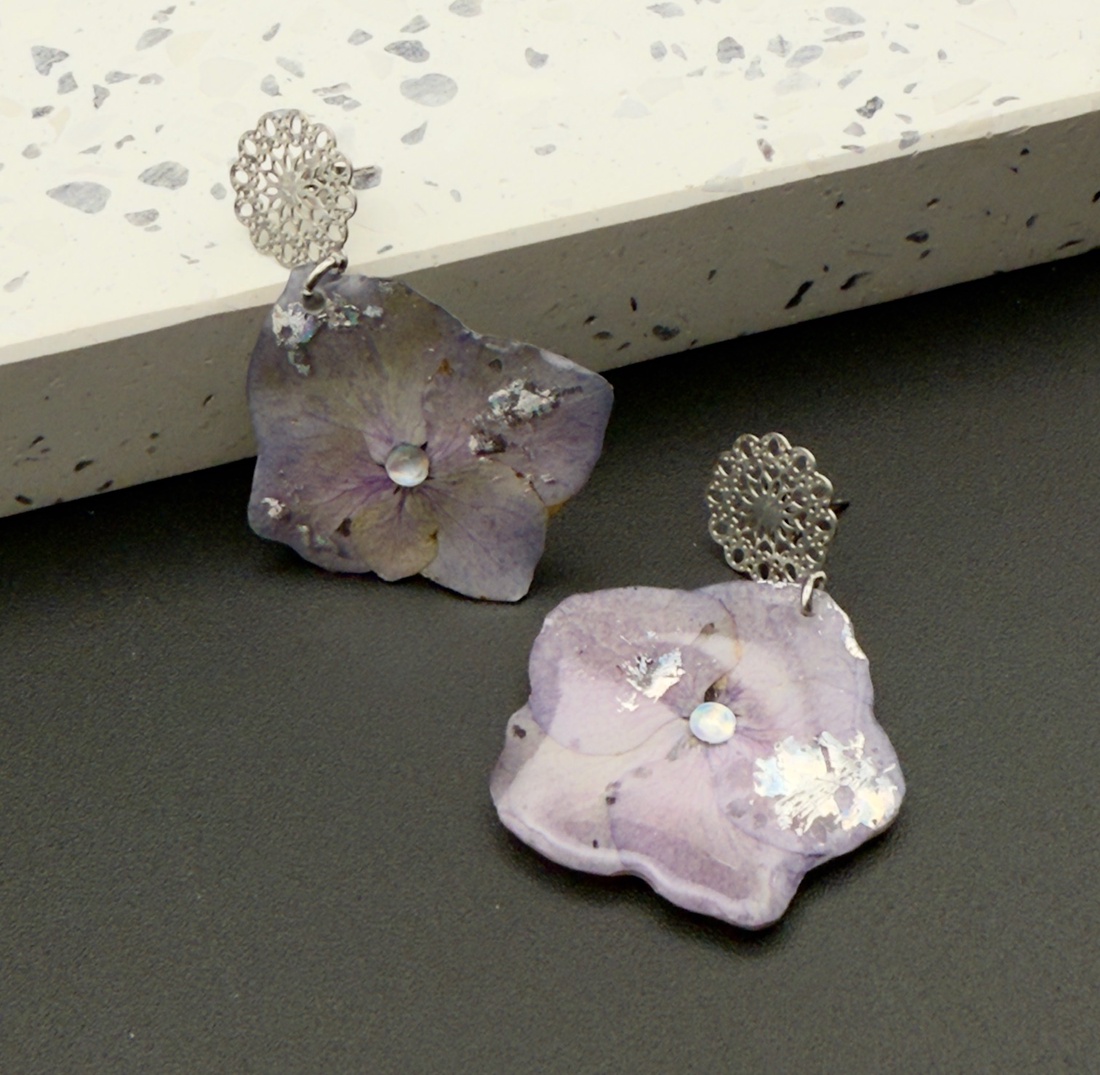 Cercei unicat cu flori naturale de hortensie � handmade românesc - bijuterii - cercei - cercei din rășină - Artynos.ro