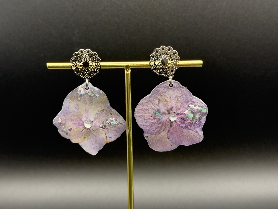 Cercei unicat cu flori naturale de hortensie � handmade românesc - bijuterii - cercei - cercei din rășină - Artynos.ro