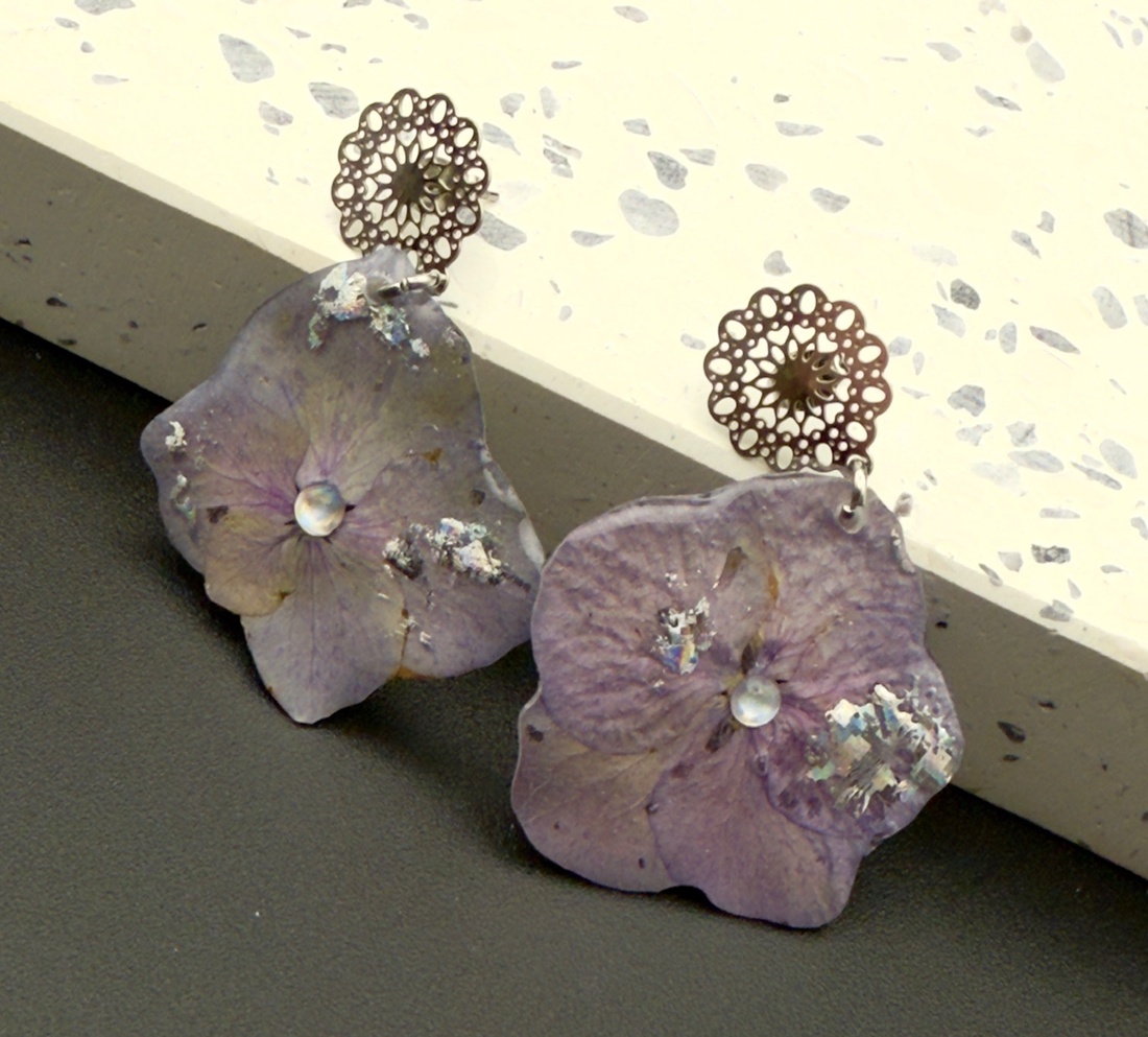 Cercei unicat cu flori naturale de hortensie � handmade românesc - bijuterii - cercei - cercei din rășină - Artynos.ro