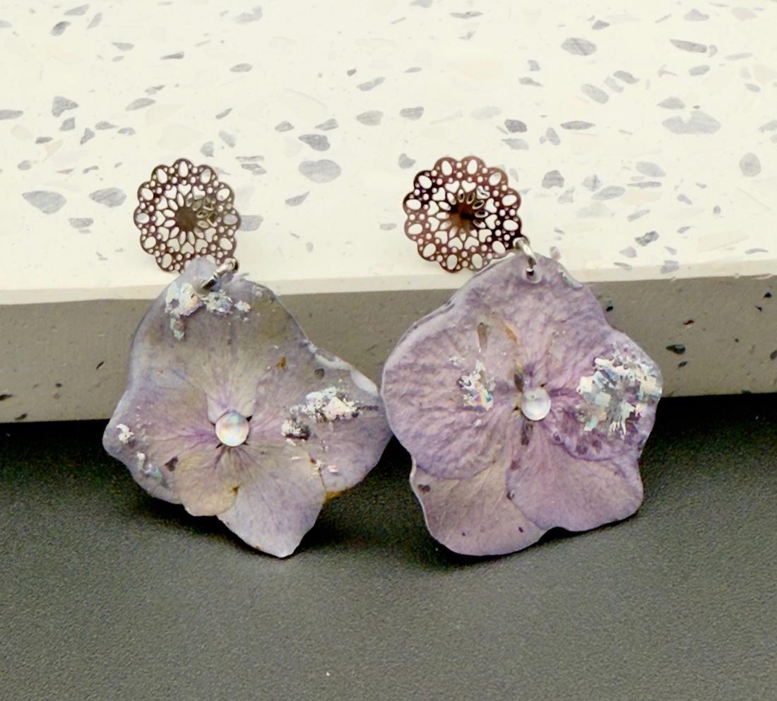 Cercei unicat cu flori naturale de hortensie � handmade românesc - bijuterii - cercei - cercei din rășină - Artynos.ro