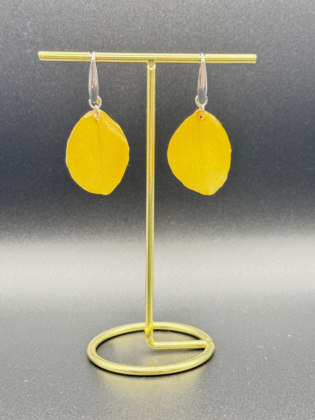 Cercei unicat cu petale naturale de trandafir galben � creație handmade - bijuterii - cercei - cercei din rășină - Artynos.ro