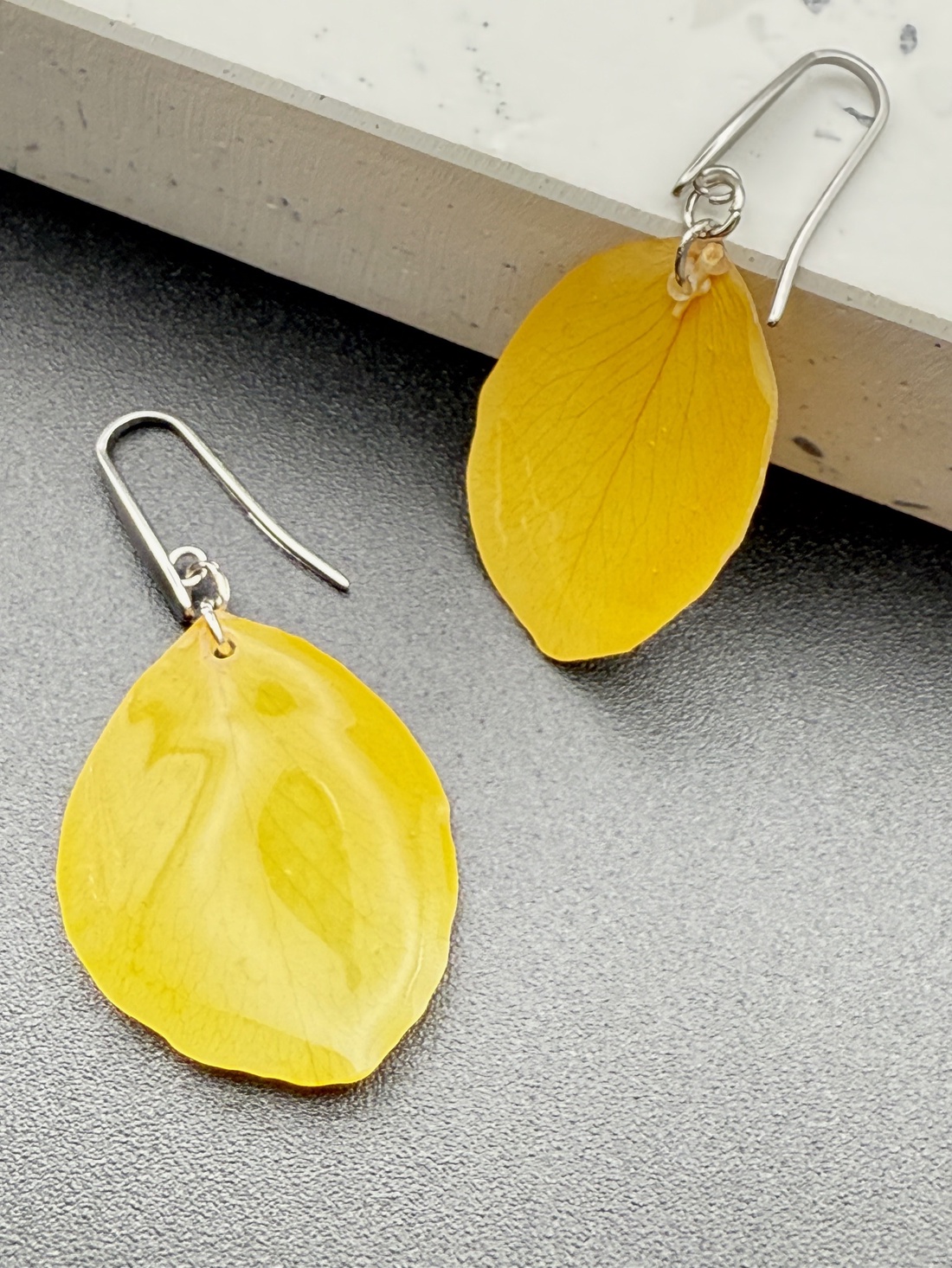 Cercei unicat cu petale naturale de trandafir galben � creație handmade - bijuterii - cercei - cercei din rășină - Artynos.ro