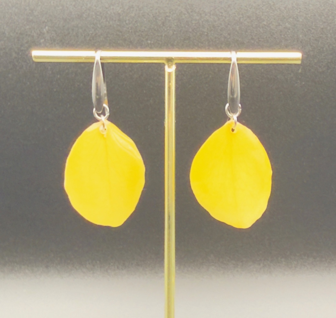 Cercei unicat cu petale naturale de trandafir galben � creație handmade - bijuterii - cercei - cercei din rășină - Artynos.ro