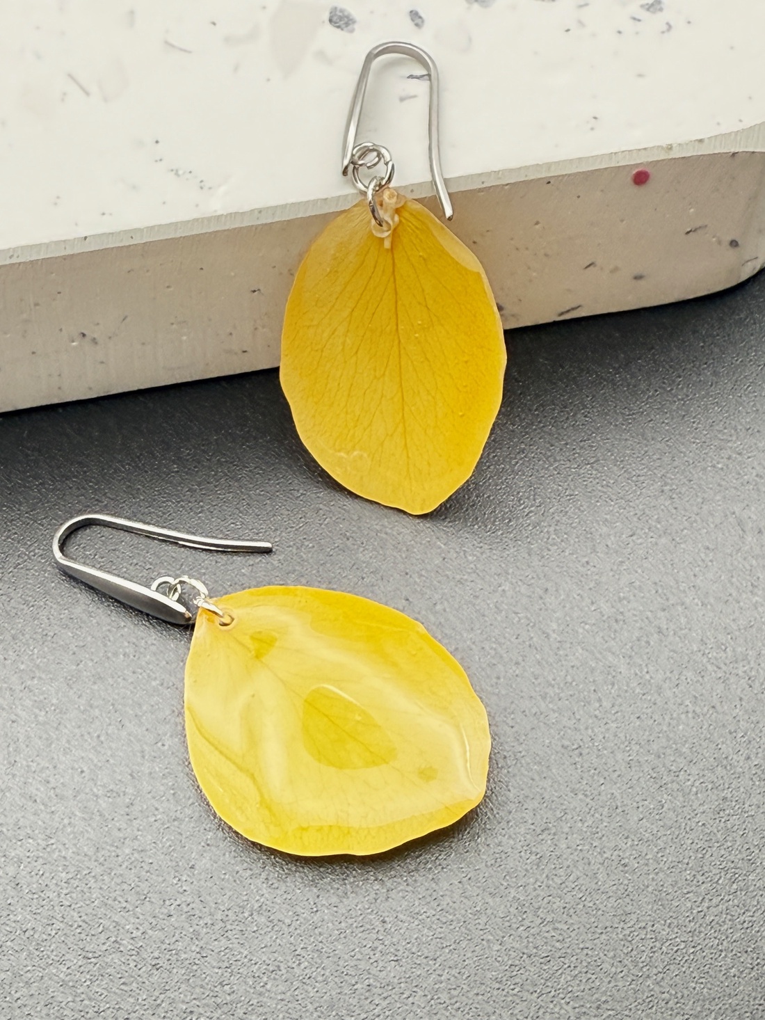 Cercei unicat cu petale naturale de trandafir galben � creație handmade - bijuterii - cercei - cercei din rășină - Artynos.ro