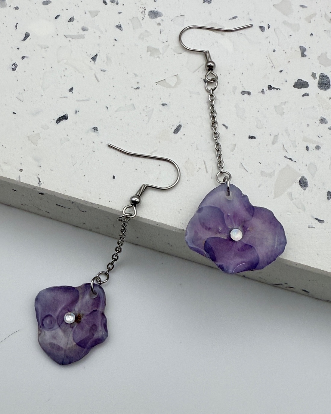 Cercei cu hortensie naturală � lucrat manual - bijuterii - cercei - cercei din rășină - Artynos.ro