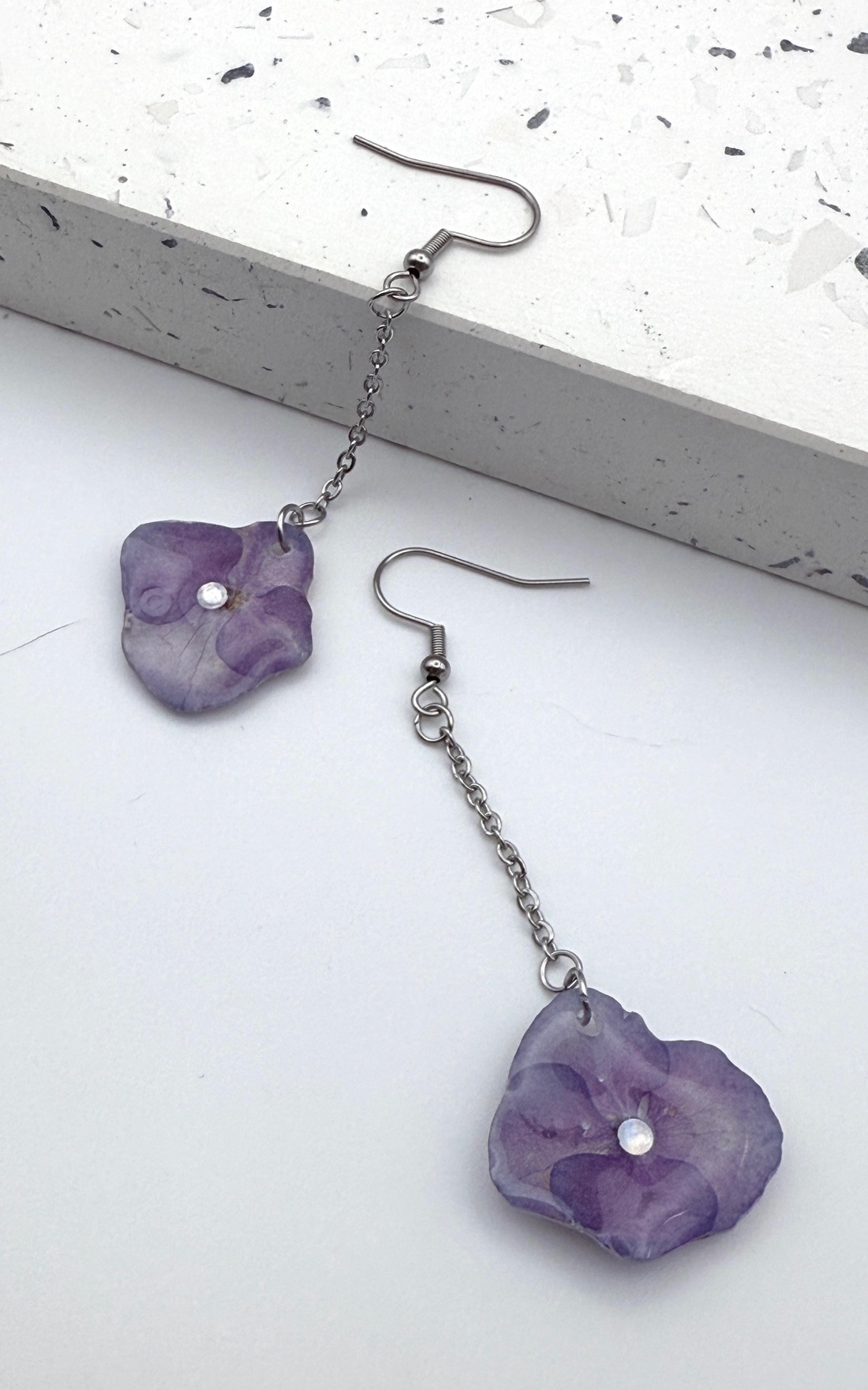 Cercei cu hortensie naturală � lucrat manual - bijuterii - cercei - cercei din rășină - Artynos.ro