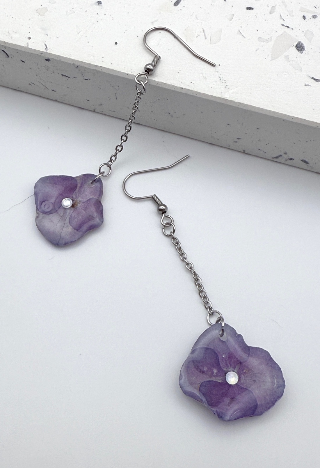 Cercei cu hortensie naturală � lucrat manual - bijuterii - cercei - cercei din rășină - Artynos.ro