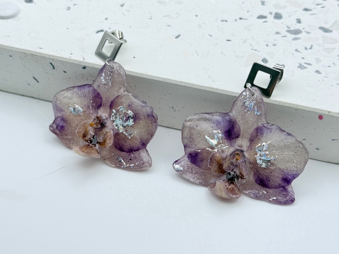 Cercei handmade inspirați din natură � hortensie naturala în rășină - bijuterii - cercei - cercei din rășină - Artynos.ro