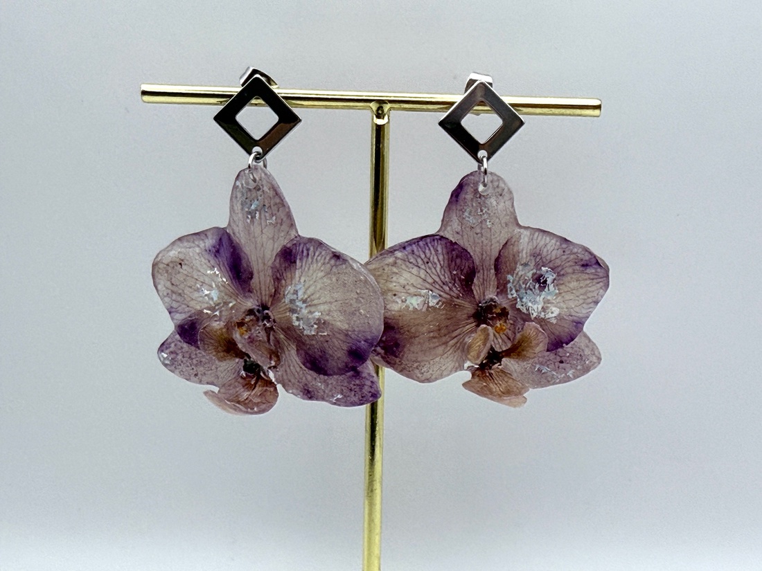 Cercei handmade inspirați din natură � hortensie naturala în rășină - bijuterii - cercei - cercei din rășină - Artynos.ro