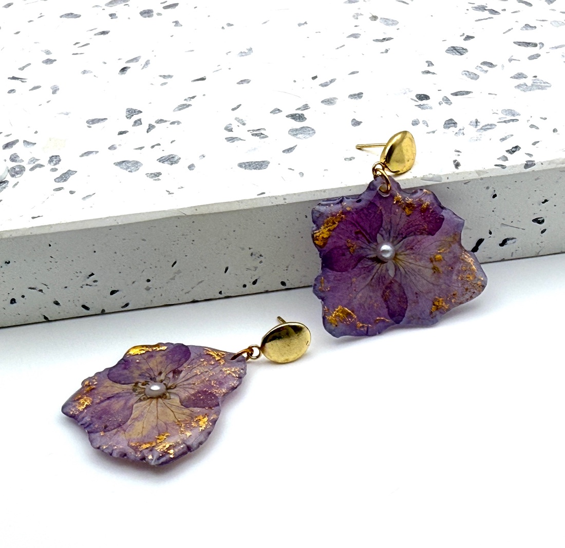 Cercei hortensie mov în rășină � eleganță naturală - bijuterii - cercei - cercei din rășină - Artynos.ro