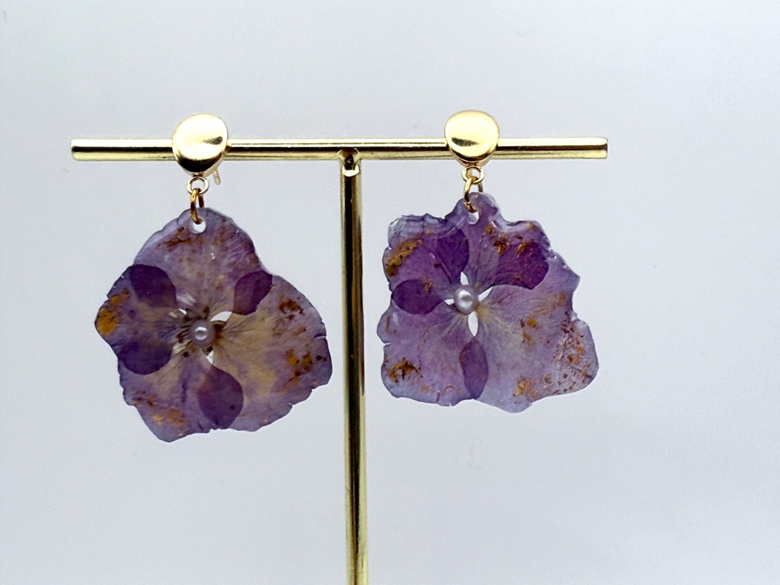 Cercei hortensie mov în rășină � eleganță naturală - bijuterii - cercei - cercei din rășină - Artynos.ro