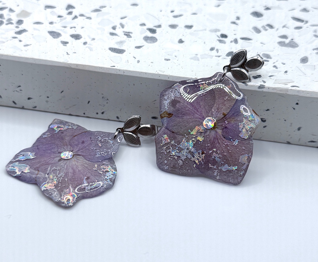 Cercei handmade din flori naturale de hortensie  � lucrat manual - bijuterii - cercei - cercei din rășină - Artynos.ro