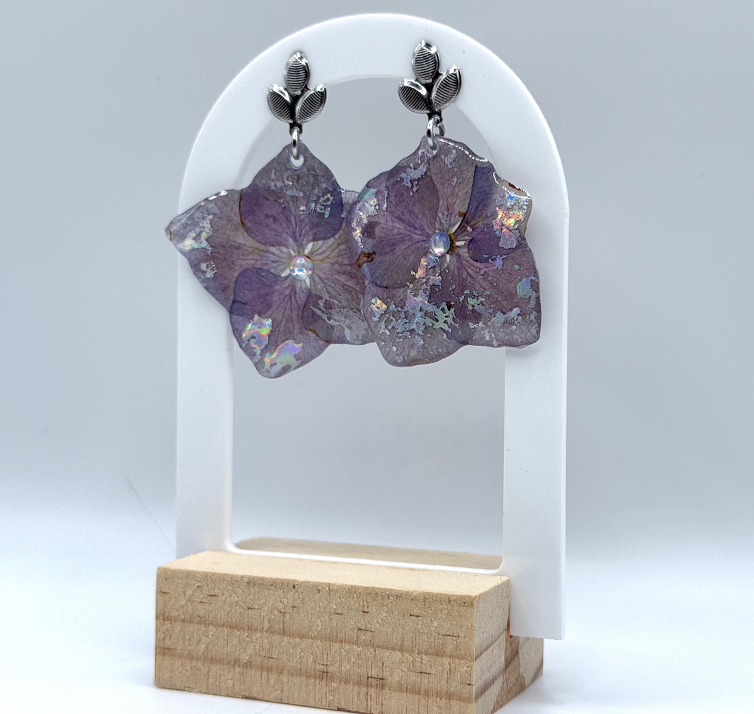 Cercei handmade din flori naturale de hortensie  � lucrat manual - bijuterii - cercei - cercei din rășină - Artynos.ro