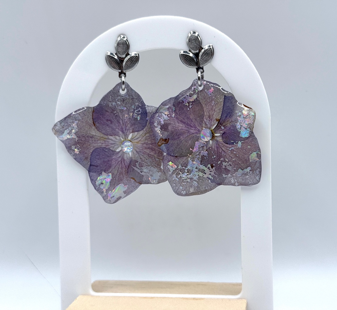 Cercei handmade din flori naturale de hortensie  � lucrat manual - bijuterii - cercei - cercei din rășină - Artynos.ro
