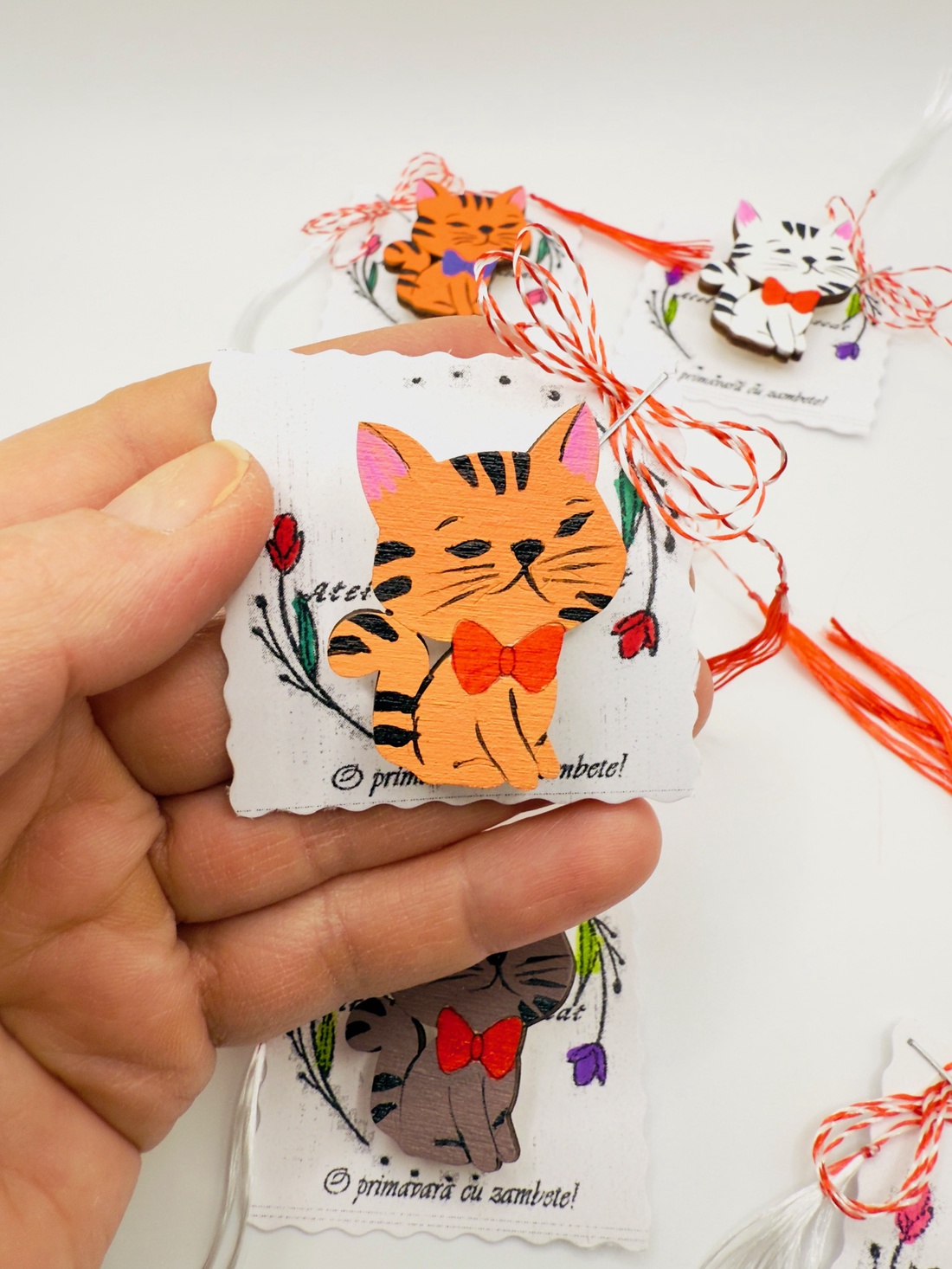 Mărțișor broșă pisicuță pictată manual pe lemn - bijuterii - mărțișor - Artynos.ro
