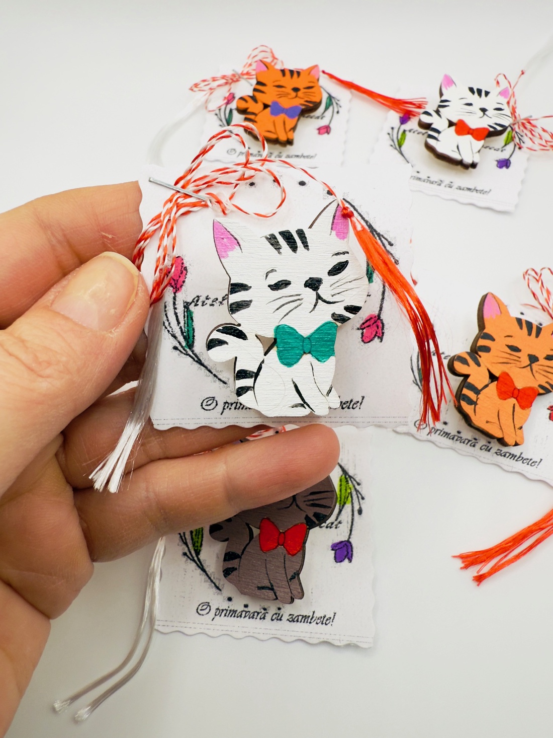 Mărțișor broșă pisicuță pictată manual pe lemn - bijuterii - mărțișor - Artynos.ro