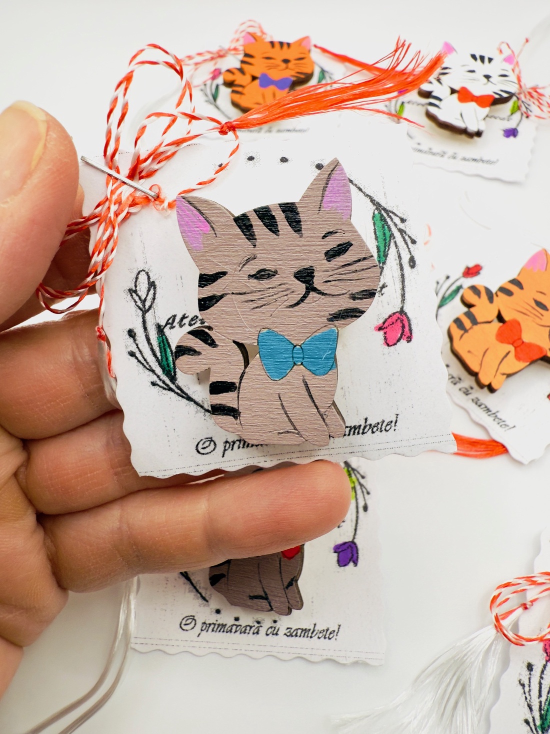 Mărțișor broșă pisicuță pictată manual pe lemn - bijuterii - mărțișor - Artynos.ro