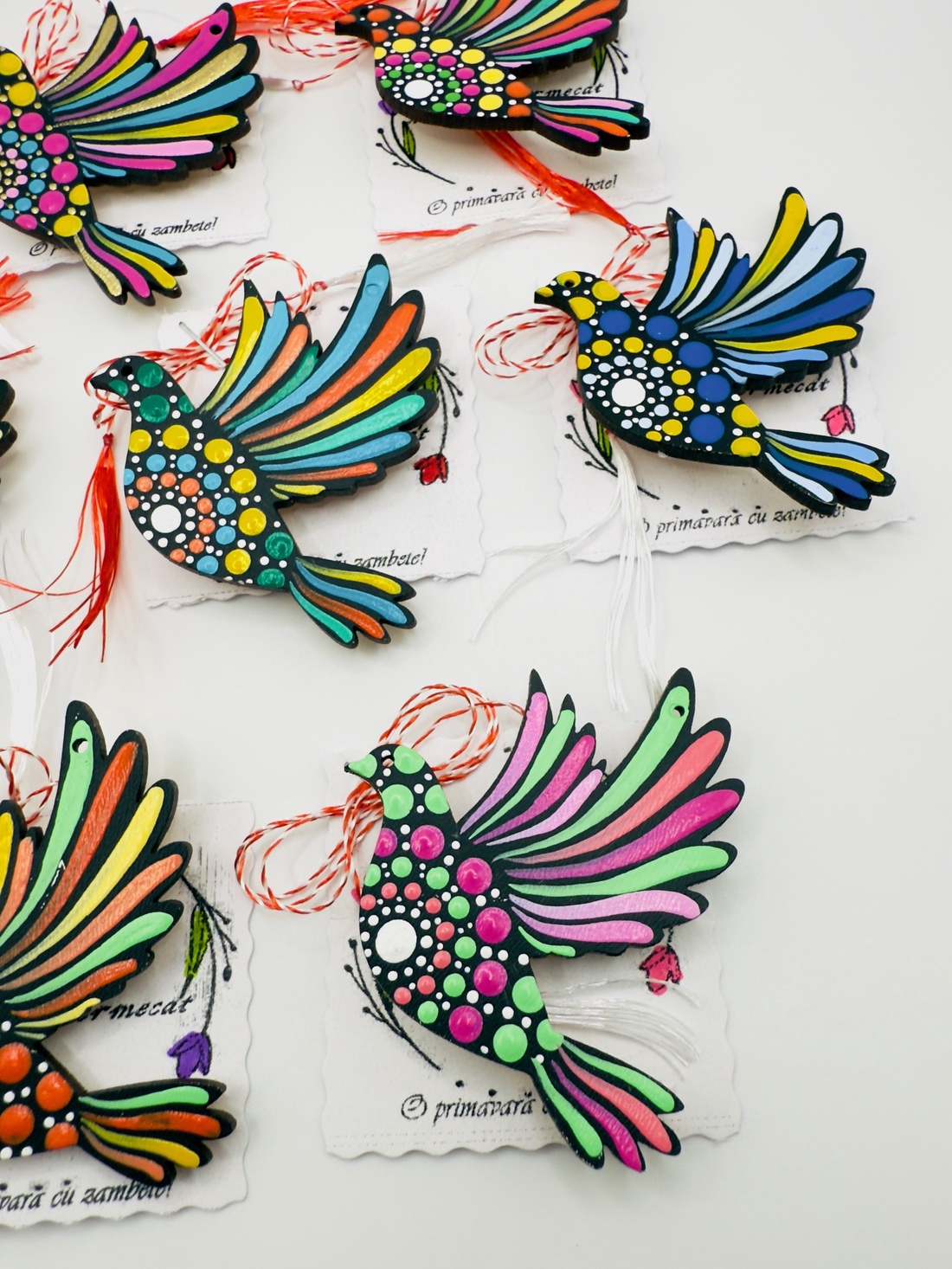 Mărțișor broșă porumbel pictat manual pe lemn � handmade - bijuterii - mărțișor - Artynos.ro