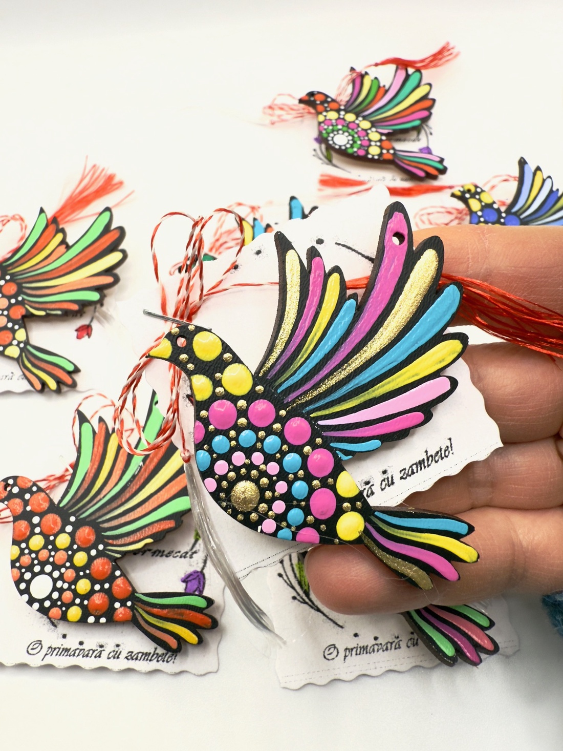 Mărțișor broșă porumbel pictat manual pe lemn � handmade - bijuterii - mărțișor - Artynos.ro