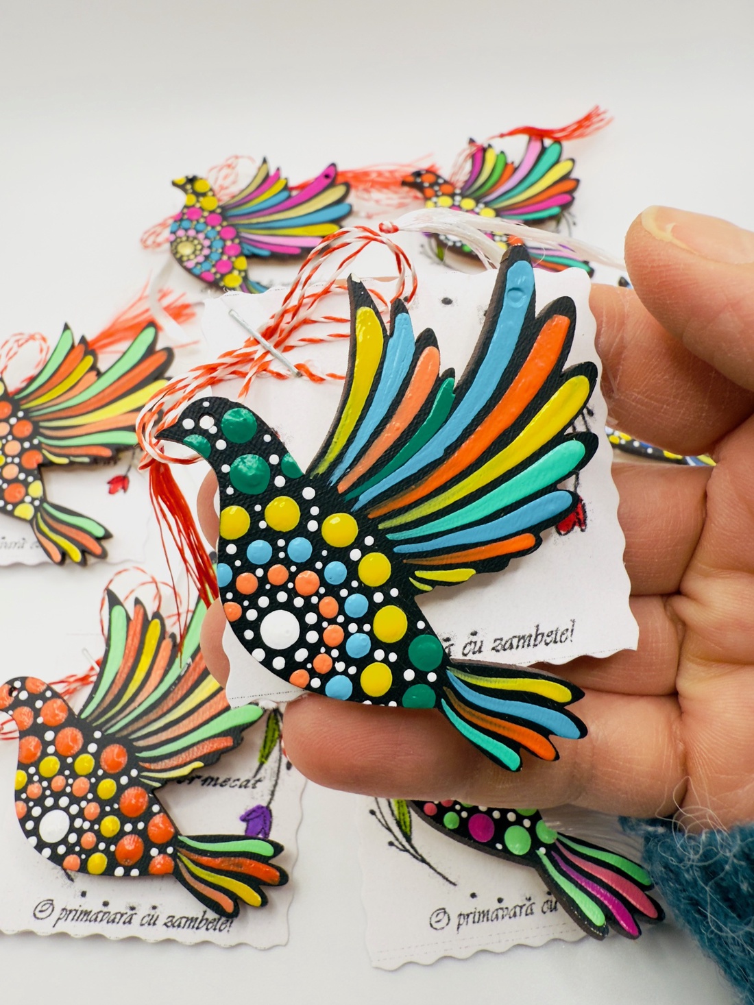 Mărțișor broșă porumbel pictat manual pe lemn � handmade - bijuterii - mărțișor - Artynos.ro