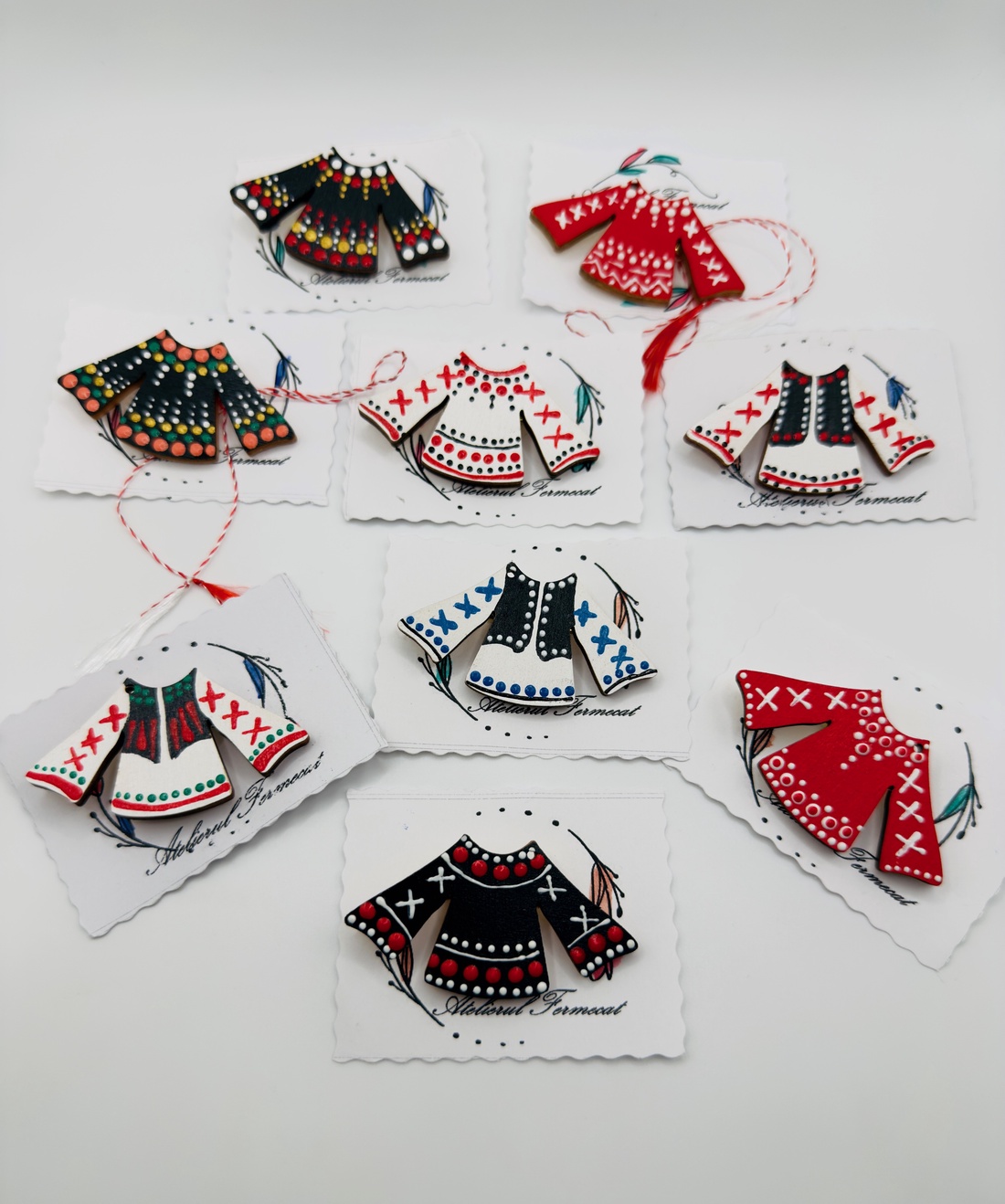 Mărțișor broșă ie tradițională pictată manual pe lemn - bijuterii - mărțișor - Artynos.ro